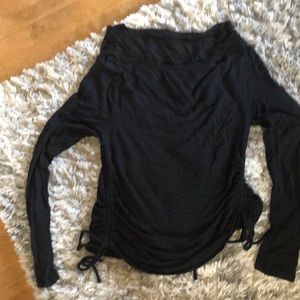 This is a long sleeve maternity top.